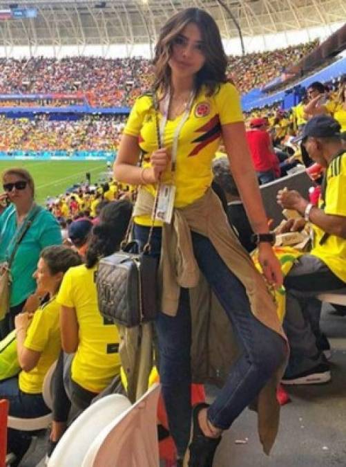 La hermana de James la esta pasando junto a varios de sus amigos. Ya disfrutó del triunfo de Colombia de 3-0 ante Polonia.