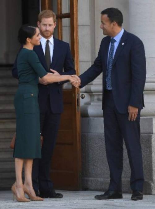 Meghan salió del avión privado que les llevó al aeropuerto de Dublín luciendo un traje ceñido de la firma Givenchy de color verde, en honor a la isla esmeralda, y con el pelo recogido en un sobrio moño.<br/>