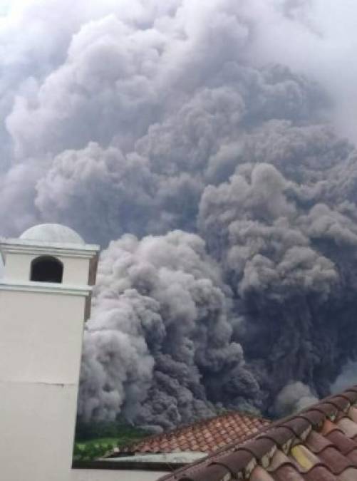 El Instituto Nacional de Sismología, Vulcanología, Meteorología e Hidrología (Insivumeh) aseguró en un comunicado que la actividad está generando flujos piroclásticos fuertes hacia las barrancas Seca, Cenizas, Onda, Las Lajas, Mineral y Taniluya./Foto: Twitter @meanli1