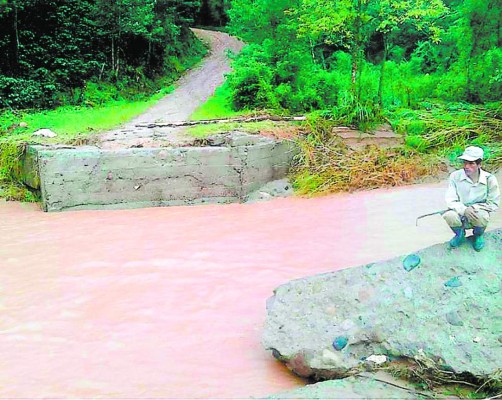 Incomunicadas 40 familias por fuertes lluvias en Copán