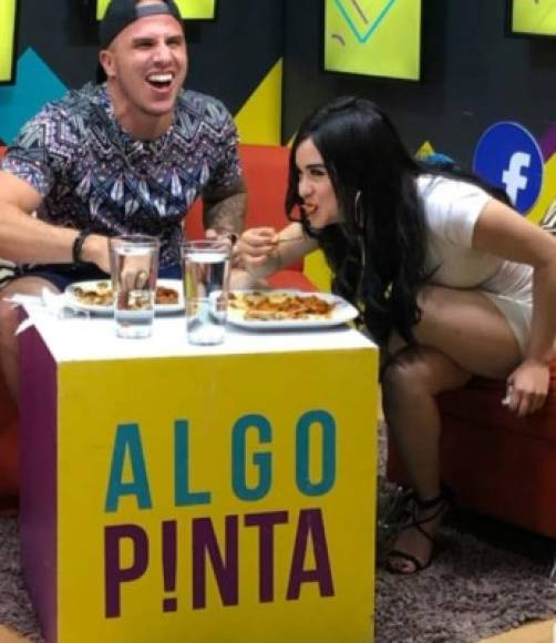 En la entrevista hicieron el reto de comer alitas, pero la guapa presentadora perdió y le tocó cumplir una apuesta.