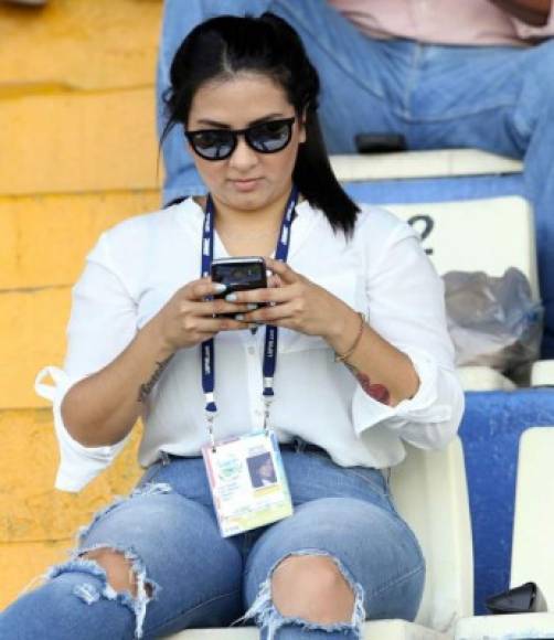La periodista hondureña Rosa Alvarado en las gradas del estadio Nacional.