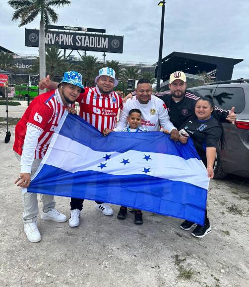 Algunos aficionados con camisetas del Olimpia llegaron a apoyar a la Selección de Honduras.