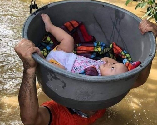 Imagen de una niña siendo rescatada en inundaciones se vuelve viral