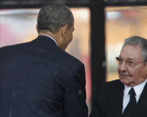 El apretón de manos de Obama y Castro indigna a exiliados en Miami