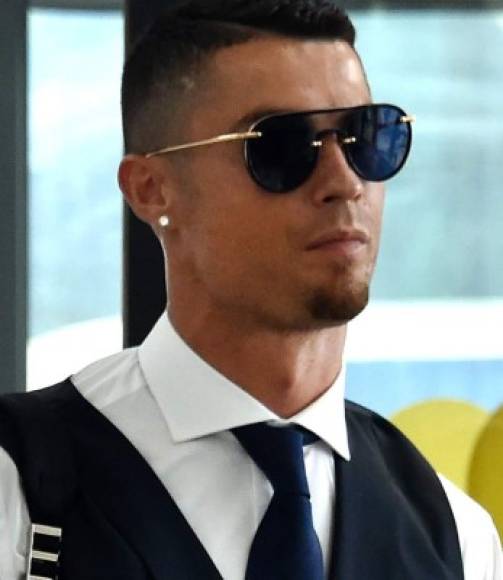 (FILES) In this file photo taken on July 01, 2018 Portugal's forward Cristiano Ronaldo arrives at the Zhukovsky airport, about 40 km southeast of Moscow, on July 1, 2018, as Portugal's team departs following their loss the previous day to Uruguay in their Russia 2018 World Cup round of 16 football match.<br/>Spain's media said goodbye to superstar Cristiano Ronaldo while Italy's welcomed him on July 6, 2018 after persistent reports that the five-time Ballon d'Or winner will leave Real Madrid for Italian champions Juventus. / AFP PHOTO / Vasily MAXIMOV