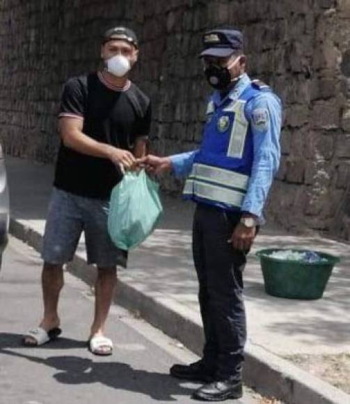 Marlon Licona: El portero hondureño del Motagua salió a las calles de Tegucigalpa a darle un poco de alimentos a elementos de la Policía Nacional de Honduras.<br/>