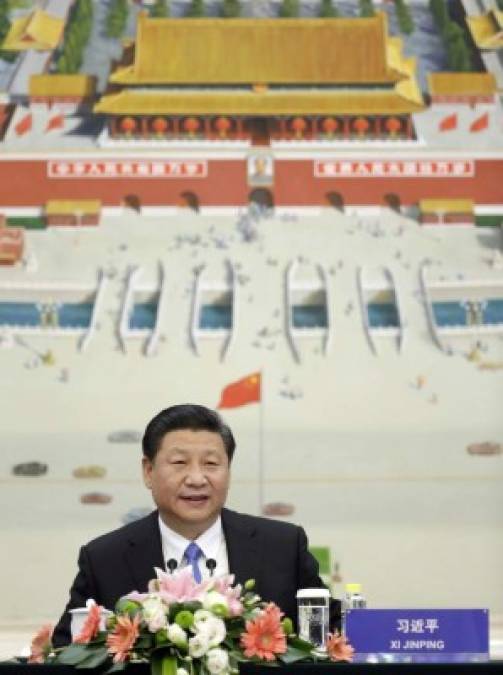 3. Xi Jinping, elevado a la altura de Mao<br/><br/>Xi Jinping ha pasado a ser el líder más poderoso de China desde Mao Zedong, después de que se haya reformado la Constitución del Partido Comunista para ampliar el texto e incluir una línea de pensamiento político que lleva su nombre. <br/>En octubre, 2,300 delegados del Congreso del Partido Comunista de China aprobaron por unanimidad la inclusión del “pensamiento Xi”, un acto simbólico que da mayor poder y prestigio al máximo líder del Partido y presidente del país.<br/><br/>“China está lista para recuperar el poder y ascender hasta la cima del mundo... Aquellos que esperan que China se desmorone estarán decepcionados. Criticar o cuestionar la legitimidad de nuestra forma de hacer no sirve de nada. Es hora de que comprendan nuestras políticas porque parece que seguirán triunfando”, afirmó.<br/><br/>¿Cuánto tiempo gobernará? El nuevo comité del Partido, integrado por seis hombres, no incluye a un sucesor obvio, lo que indica que Xi tiene intención de permanecer en el poder hasta 2027 y, quizá, más tiempo. Ninguno de los nuevos miembros, de entre 60 y 67 años, es lo suficientemente joven como para sustituir en el poder a Xi tras el final de su segundo mandato, en 2022.