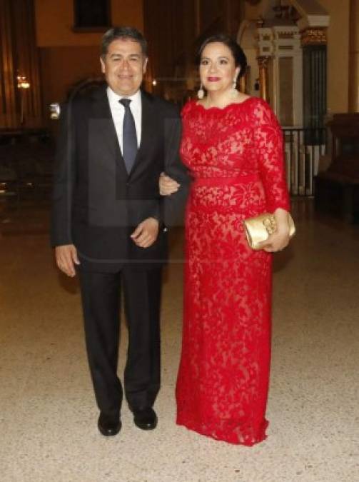 Para la boda de su hijastra, Ana García de Hernández lució un llamativo vestido rojo.