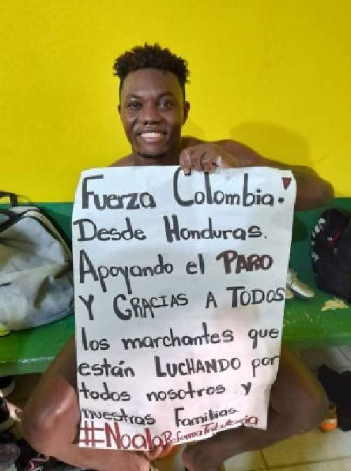 “¡Fuerza Colombia! Desde Honduras apoyando al paro y gracias a todos los marchantes que están luchando por todos nosotros y nuestras familias“, dice el texto de la pancarta de Rafa Agámez en apoyo a sus compatriotas que protestan en contra del gobierno de Colombia por una polémica reforma tributaria.