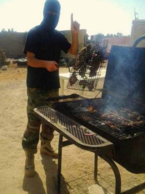 Y mientras el pueblo sufre por la hambruna, los combatientes realizan grandes festejos donde abunda la comida.