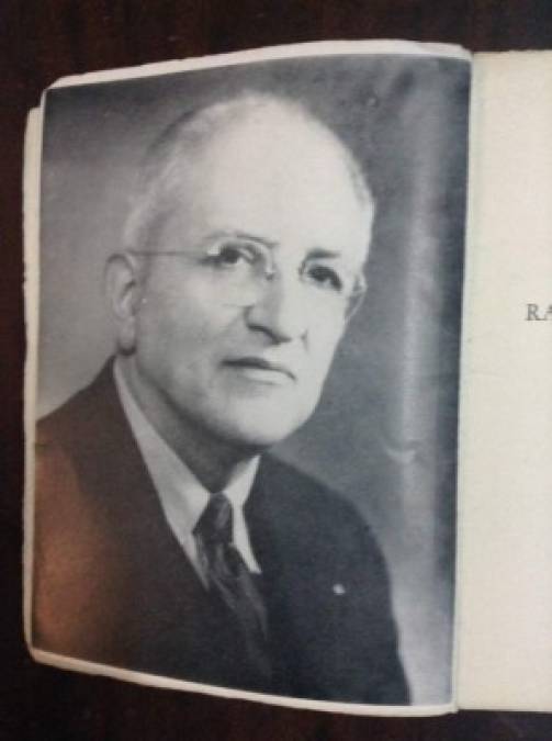 Rafael Heliodoro Valle<br/><br/>Nació en Tegucigalpa el 3 de julio de 1891 y muere en el año 1959 México. fue nombrado por sus obras como el 'gran intelectual del siglo XX'. <br/><br/>Este escritor se centró en el campo de la historia y la literatura. Su primera novela fue publicada en 1944 y llevaba por nombre Iturbide, Varón de Dios.<br/><br/>Obras a leer: <br/><br/>La nueva poesía de América, 1920<br/>El convento de Tepotzotlán, 1924<br/>México imponderable, 1936<br/>El espejo historial, 1937<br/>Unísono amor, 1940<br/>Itúrbide. Varón de Dios, 1944<br/>Semblanza de Honduras, 1947<br/>Cristóbal de Olid, 1948 (otras Ed. 1987, 1997<br/>Flor de Mesoamérica, 1955<br/>La rosa intemporal, 1964