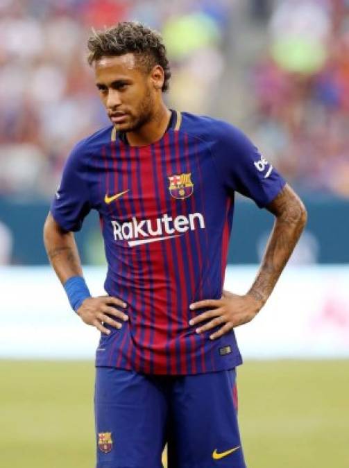 El diario Marca asegura que la salida de Neymar del Barcelona está más cerca de producirse. La reunión que mantuvo el padre del jugador brasileño con los dirigentes culés al término del partido ante la Juventus no tuvo el resultado esperado por parte del club, que confiaba en parar una operación que está muy avanzada con el PSG. De hecho, los directivos del equipo francés trabajan en dar con la mejor fórmula para que el pago de los 222 millones que costaría el fichaje de Neymar no entren en conflicto con las normas del Fair Play financiero (FPF) de la UEFA y estudian pagarlos a través de un patrocinio de Qatar.