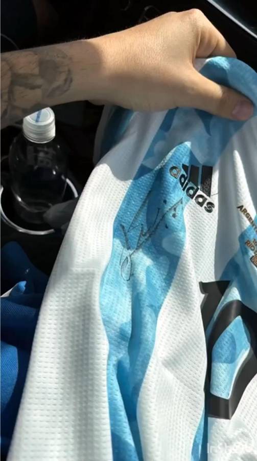 El aficionado mostró la firma de Messi en su camiseta de Argentina.
