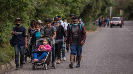 Fotografía de archivo donde se observa a varios migrantes hondureños que forman una caravana migrante.