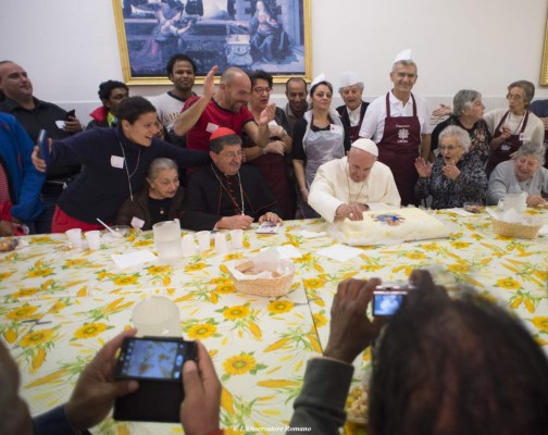 El mensaje del Papa a los que comen con el celular en la mesa