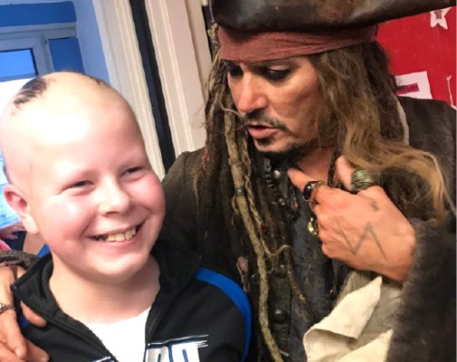 Johnny Depp visita a niños con cáncer