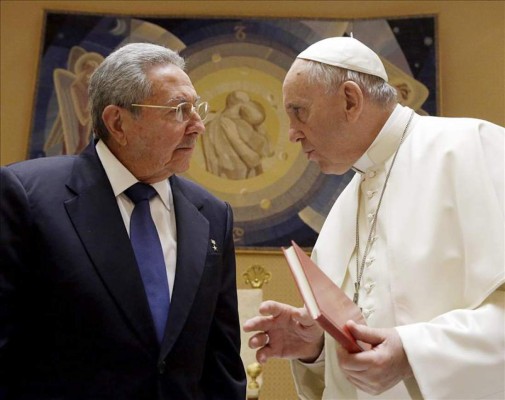 'Si el Papa sigue hablando así, volveré a la iglesia católica': Raúl Castro