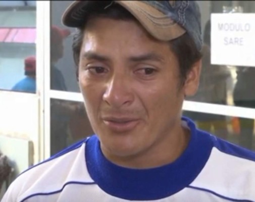 Hondureño desesperado busca a su hijo perdido entre la caravana