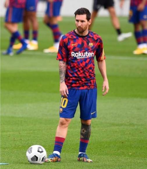 Lionel Messi en el calentamiento previo al partido, luciendo el uniforme este llamativo uniforme.