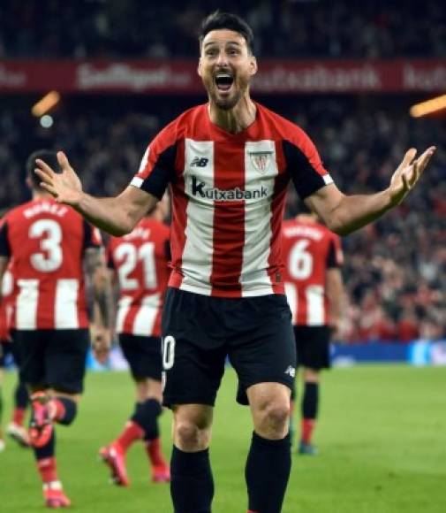 Aritz Aduriz celebrando el gol de Iñaki Williams.