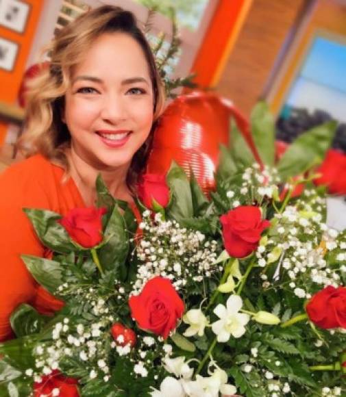 Con este hermoso arreglo floral fue sorprendida Adamari López por su esposo en el programa Un Nuevo Día.
