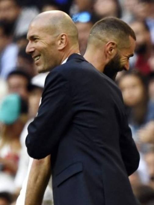 Zidane también tuvo muestras de cariño para Benzema, delantero del Real Madrid.