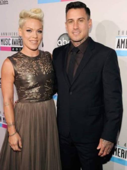 Pink y el expiloto profesional de motocross, Carey Hart, se separaron en 2008 cuando ella se enteró que su esposo le había sido infiel. Dos años después lo volvieron a intentar y hoy siguen juntos y con dos hijos.