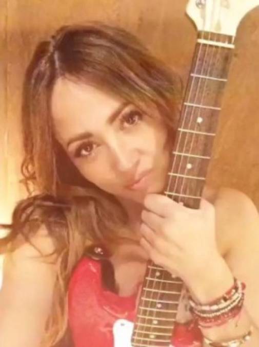 Se atrevió a posar desnuda, solo acompañada de una guitarra.