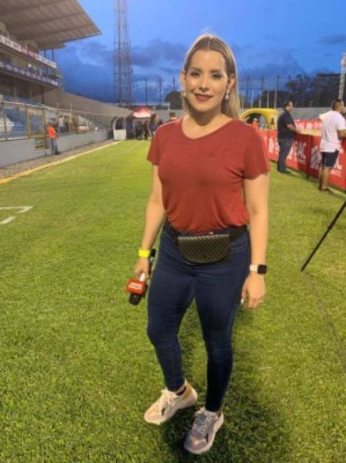 La bella periodista Tanya Rodríguez de Diario LA PRENSA estuvo presente en el Duelo de Leyendas que se disputó en el estadio Morazán.