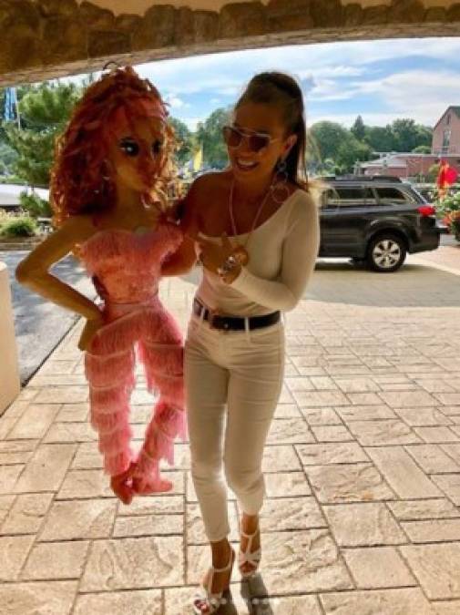 Pero todas las críticas que recibe lo único que hacen es provocar que se ría de ella misma, tal y como lo hizo en su cumpleaños. En el que su esposo Tommy Mottola la sorprendió con una piñata, replica de ella misma, a la cual bautizó 'Tikitiki'.