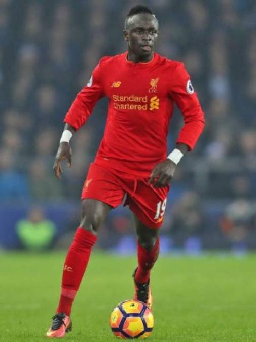 Sadio Mané: Bombazo, en Inglaterra aseguran que el Barcelona y Real Madrid han entrado en guerra por fichar al delantero del Liverpool. Ambos clubes españoles quieren al veloz atacante.Su contrato con el club de la Premier es hasta el 2021.