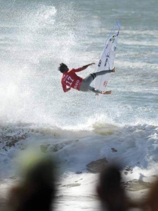 El estadounidense Kolohe Andino en acción durante el evento MEO Rip Curl como parte del Campeonato Mundial en Supertubos Beach en Peniche, Portugal.