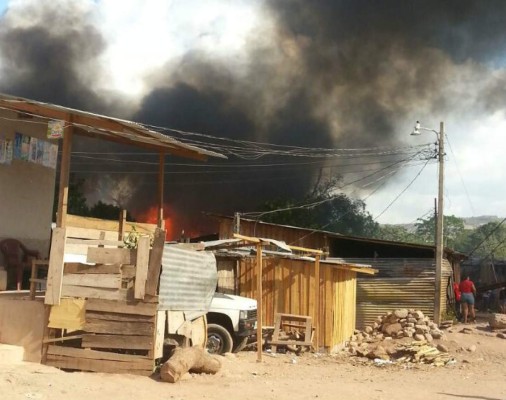 Voraz incendio en colonia Kuwait de Tegucigalpa