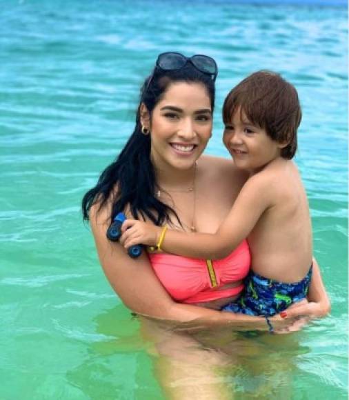Roatán es otro de los destinos que está disfrutando la hermosa presentadora junto a su hijo.