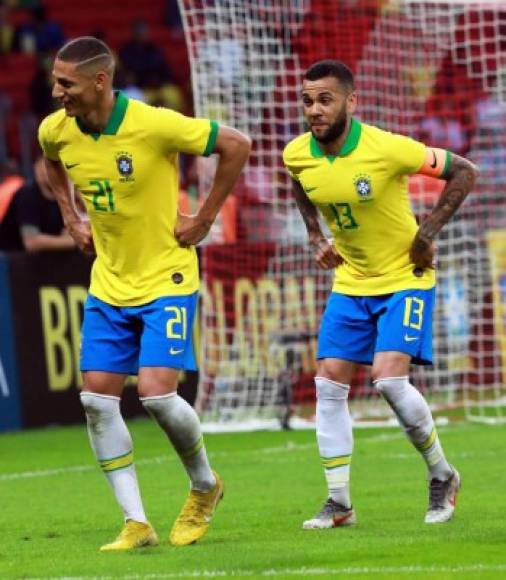 Richarlison cerró la goleada de Brasil ante Honduras y así fue su curioso festejo junto a Dani Alves.