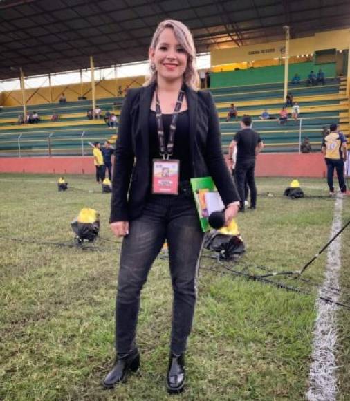 La bella Tanya Rodríguez, presentadora deportiva de Televicentro, dio cobertura al partido en El Progreso.
