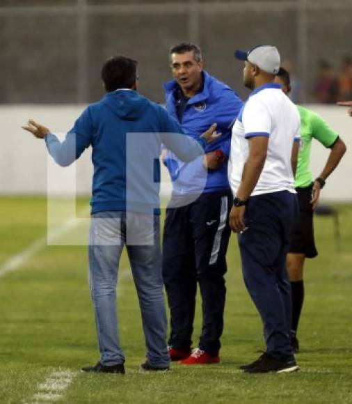 Diego Vázquez tuvo un fuerte cruce con el entrenador de la UPN, Salomón Nazar, durante el partido.