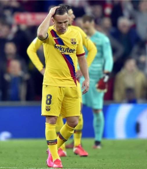Arthur Melo se lamenta al final del partido que perdió el Barcelona en San Mamés.