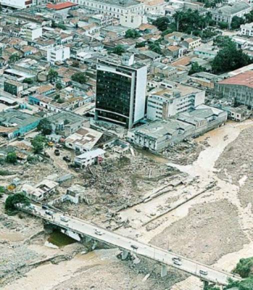 En la foto se observa una vista aérea del Instituto Hondureño de Seguridad Social (IHSS) en el barrio Abajo de Tegucigalpa que resultó muy dañado.