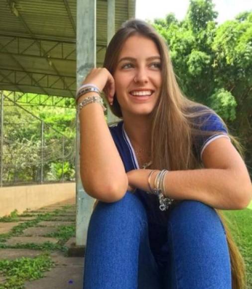 Alicia Gomes Oliveira, nueva novia del brasileño Eder Militao se roba siempre las miradas cuando apoya a su novio en los estadios.<br/>