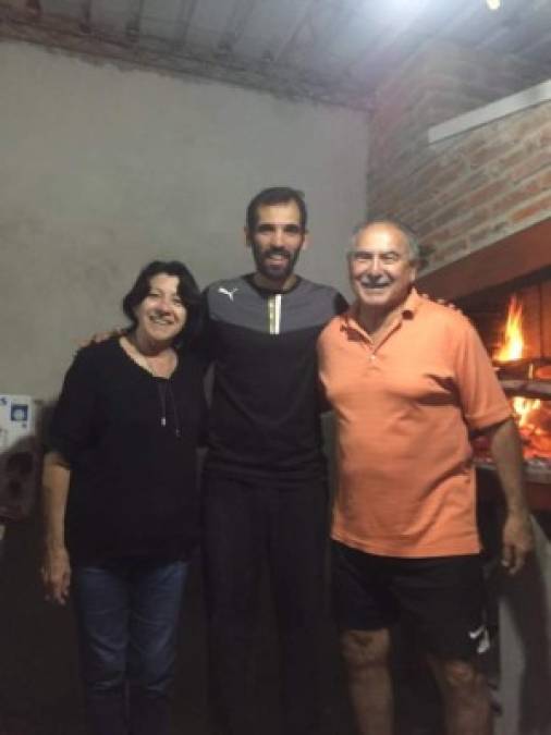 Claudio Cardozo junto a Alberto Romero, el entrenador que fue campeón con el Platense en la Liga Nacional de Honduras.