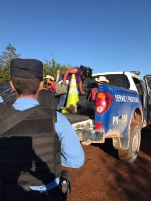 En la aldea Santa Ana de Marcala fueron detenidos Francis y Santos Gutiérrez por tenencia de indumentaria militar y portación ilegal de armas.