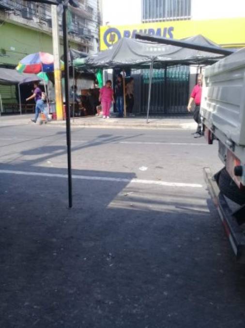 Los peatones deambulaban por calles flanqueadas de negocios cerrados.