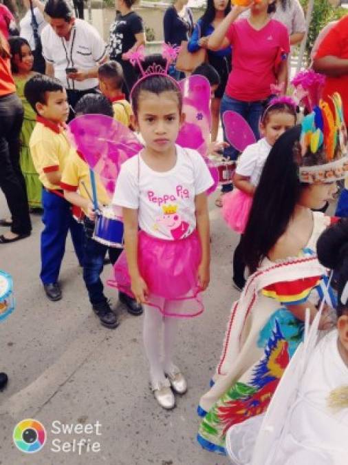 Heydy Umaña desfiló luciendo como una mariposa con el Instituto Liceo Evangélico Adonay.