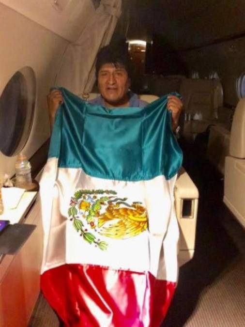 Evo partió de Bolivia ayer por la noche desde una antigua base estadounidense de la DEA que el convirtió en un aeropuerto internacional.