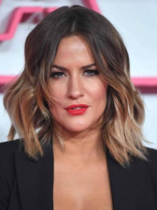 Caroline Flack: La presentadora de 'Factor X' contó que mantuvo un breve romance con el príncipe Harry antes de salir con Harry Styles. Se conocieron a través de un amigo en común y empezaron a salir en secreto. Sin embargo, en cuanto la prensa se enteró, el hijo del príncipe de Gales quiso terminar con ella. Caroline no tuvo ningún problema en revelar todos estos pormenores en su biografía.<br/>