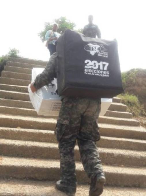 Con el material sobre la espalda, este soldado se dirige a efectuar una entrega.