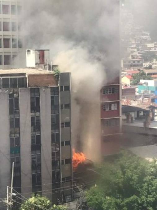 De no haberse mitigado el incendio a tiempo, el fuego pudo haberse expandido a otros edificios.