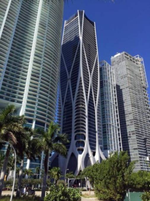 El One Thousand Museum, situado en el bulevar Biscayne (Miami), frente a un parque con vistas a la bahía de igual nombre, es el edificio escogido por Beckham para establecer su hogar en Miami junto a su esposa Victoria y sus cuatro hijos.